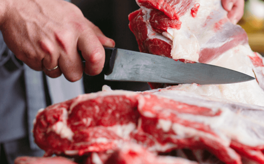 Práce řezníka: náplň práce, podmínky a zaměstnání v masném průmyslu